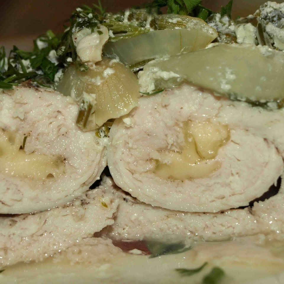 Куриные рулеты с сыром, запеченные с луком, зеленью и сливками