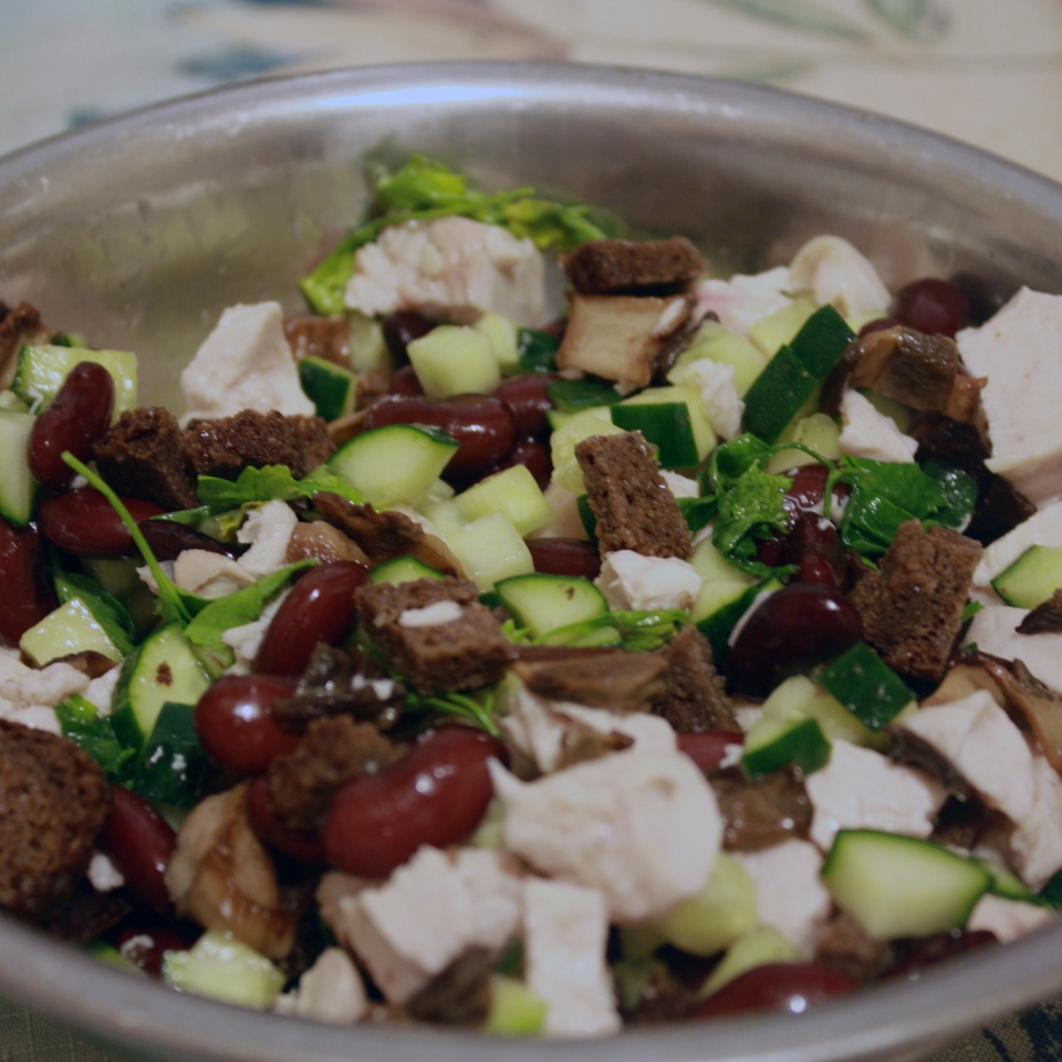 Куриный салат с фасолью и грибами