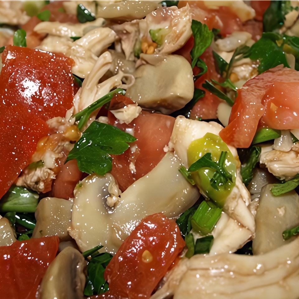 Куриный салат с сырыми шампиньонами и маринованной капустой