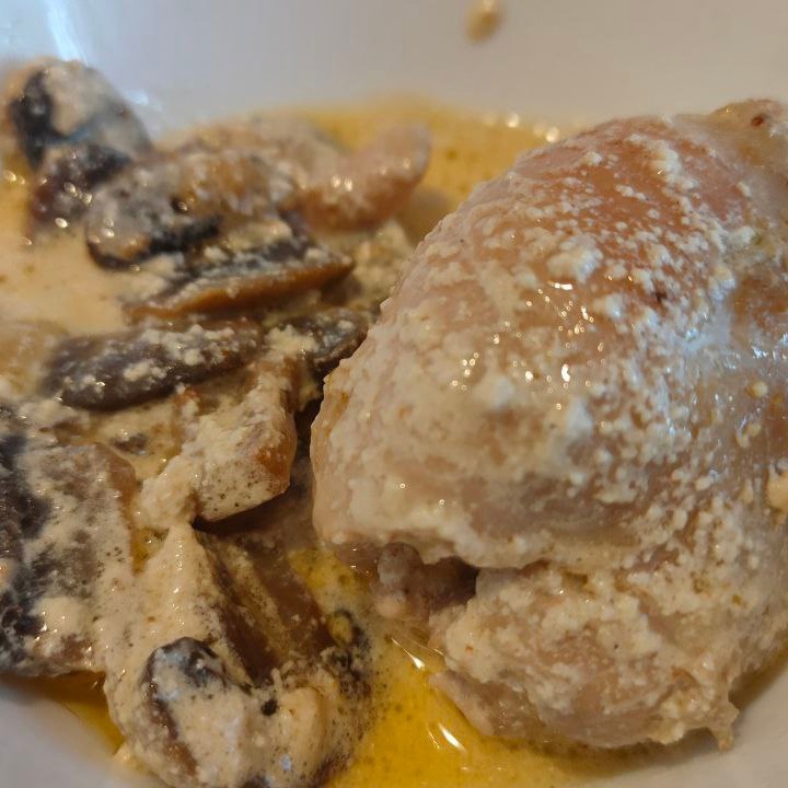 Куриные бедра с грибами и сливками