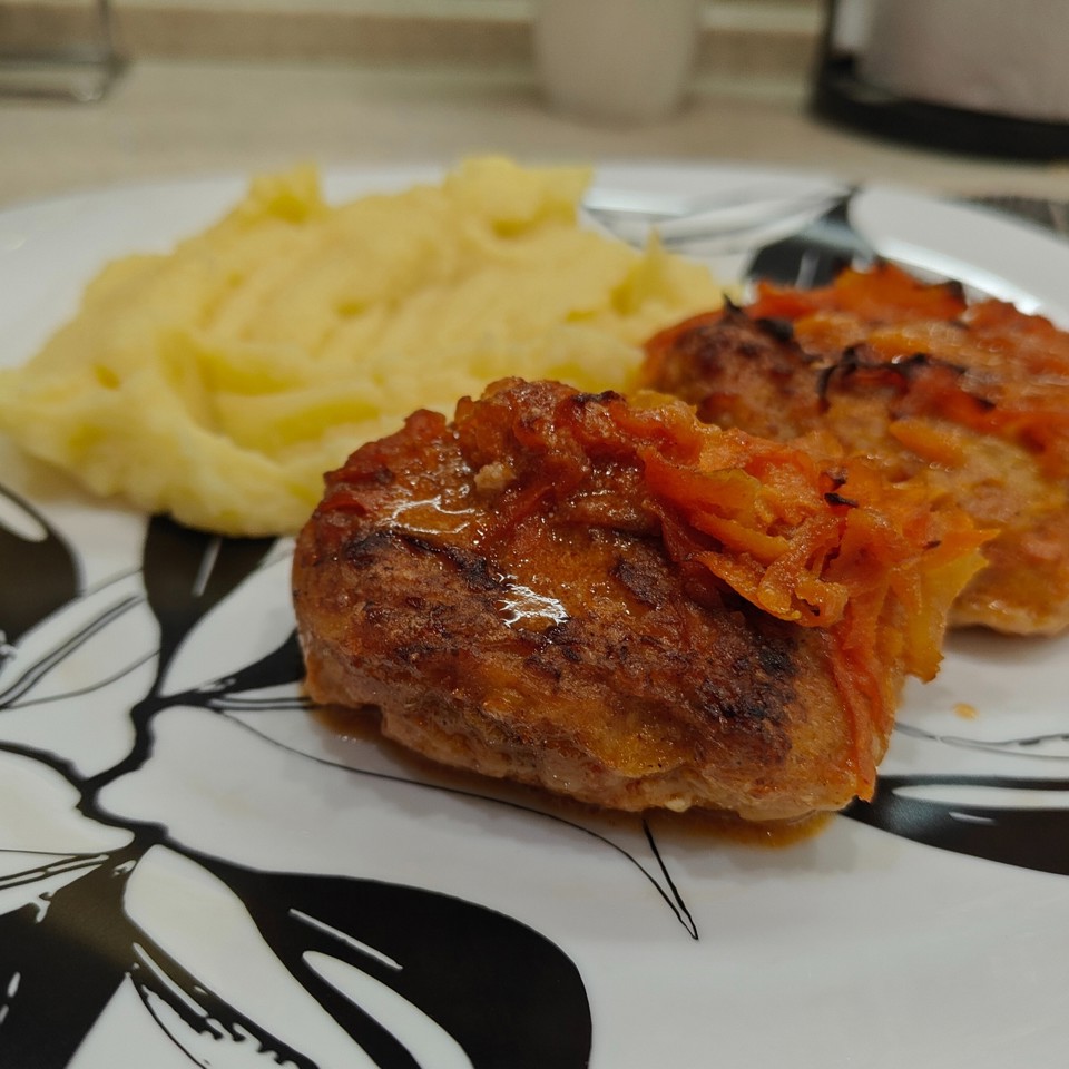 Куриные биточки с пекинской капустой