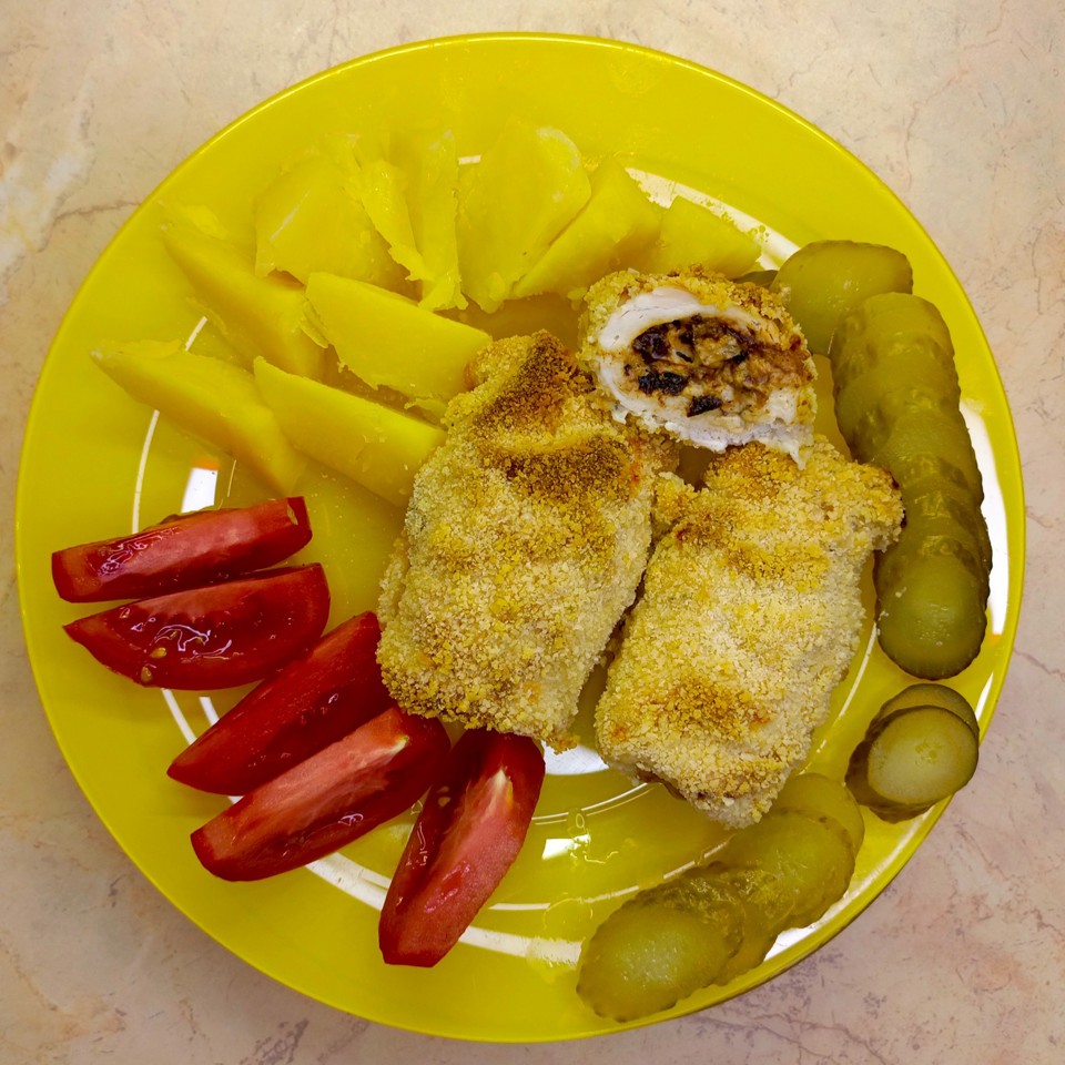Куриные рулетики с черносливом в духовке