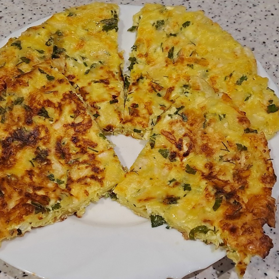 Ленивый завтрак из творога, лаваша, яиц, зелени и твердого сыра