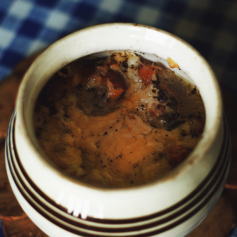 Луковый суп, запеченный под сырной корочкой