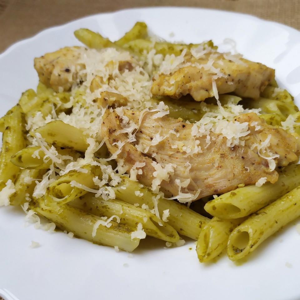 Макароны с соусом песто и куриной грудкой