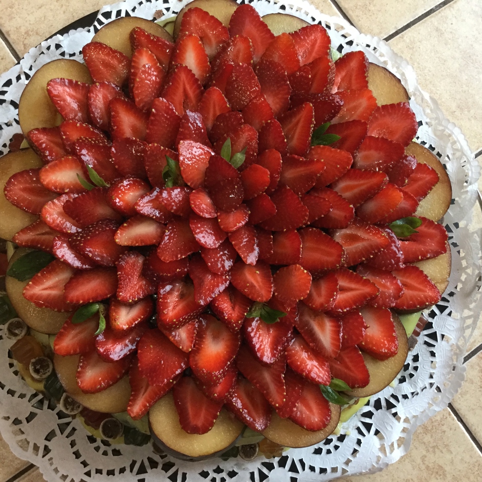 Медовый торт с клубникой и бананами