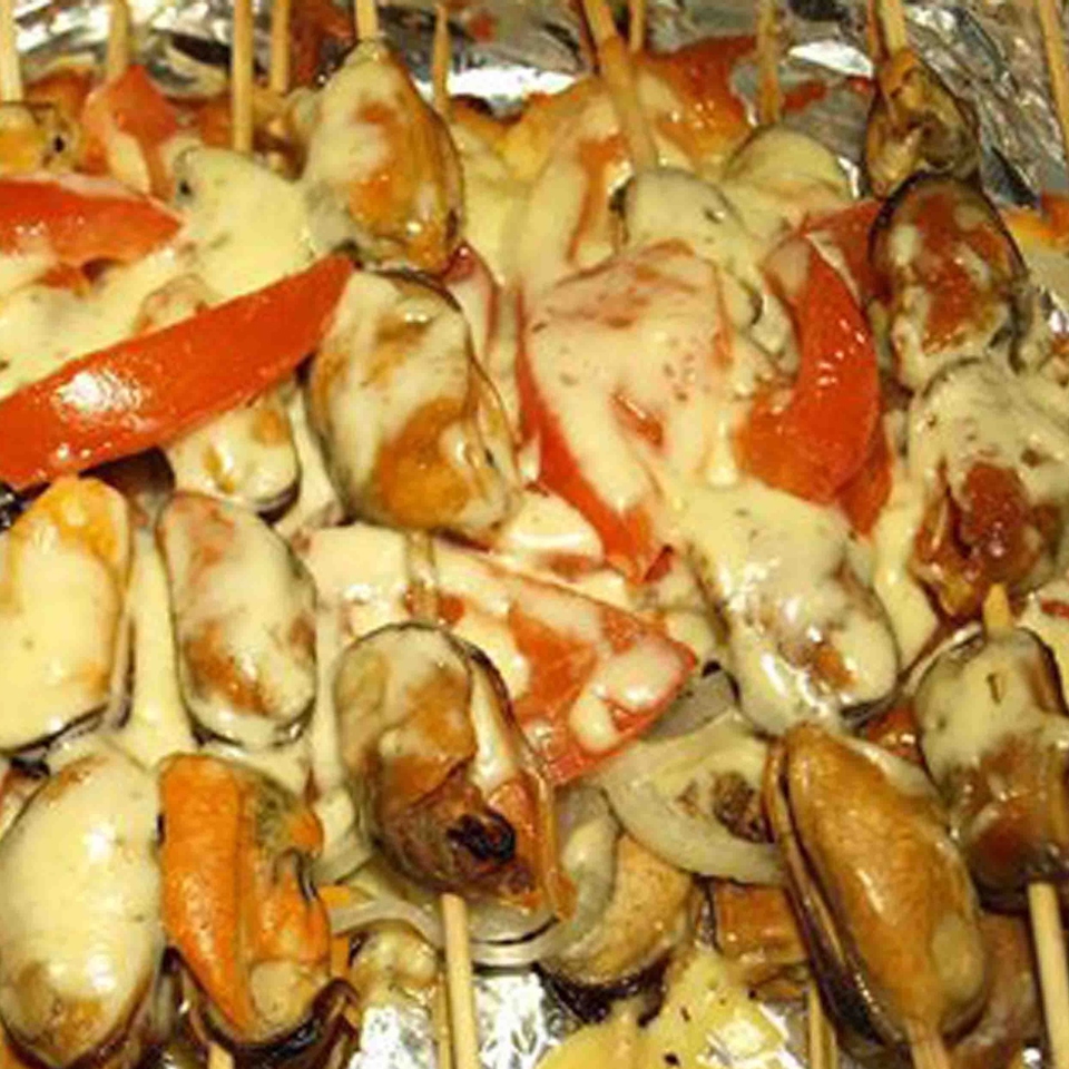 Мидии, запеченные с помидорами, сыром и луком
