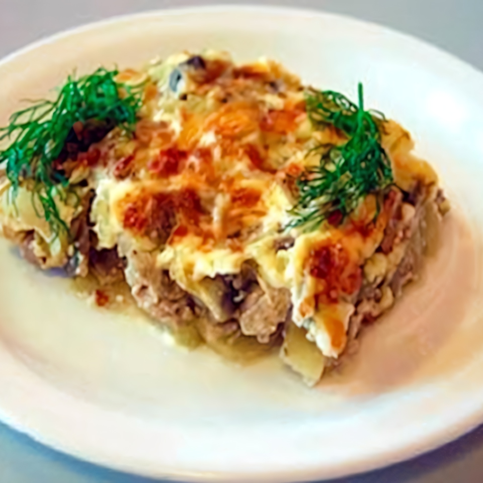 Мясо по-французски с картофелем, помидорами и сыром