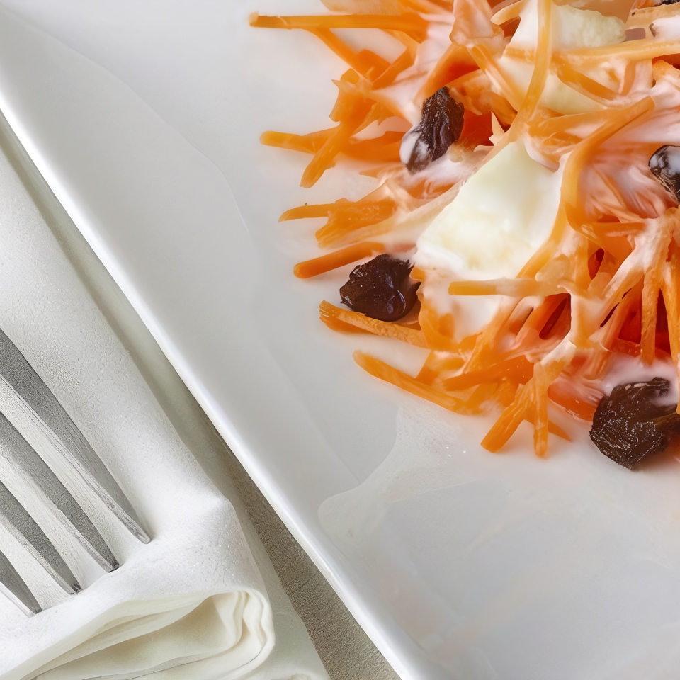Морковный салат с изюмом и грецкими орехами