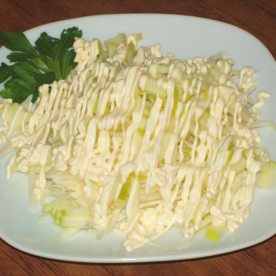 Нежный куриный салат с яичными рулетами