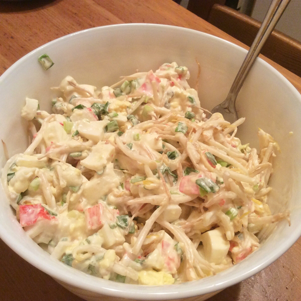 Нежный салат с крабом, яйцами и проростками