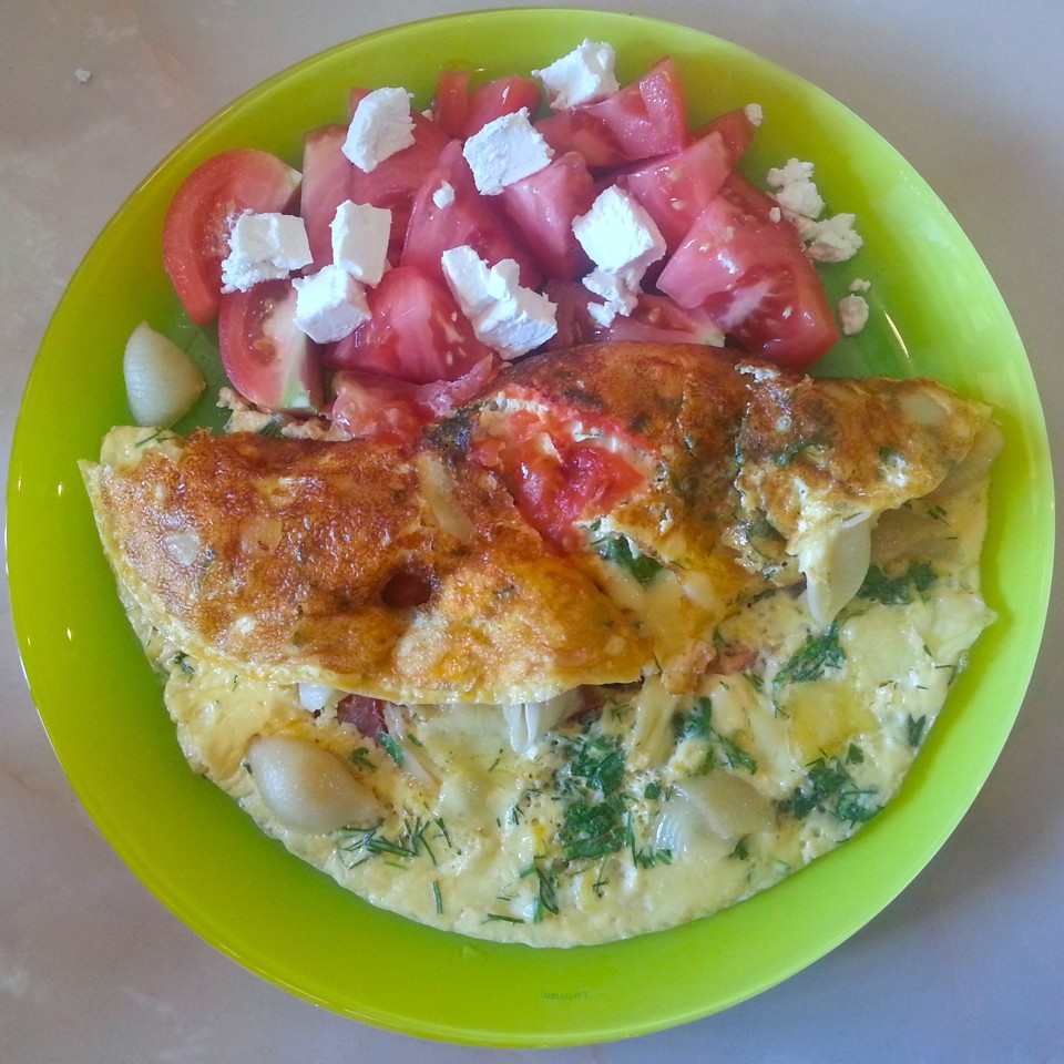 Омлет с макаронами, сыром и зеленью
