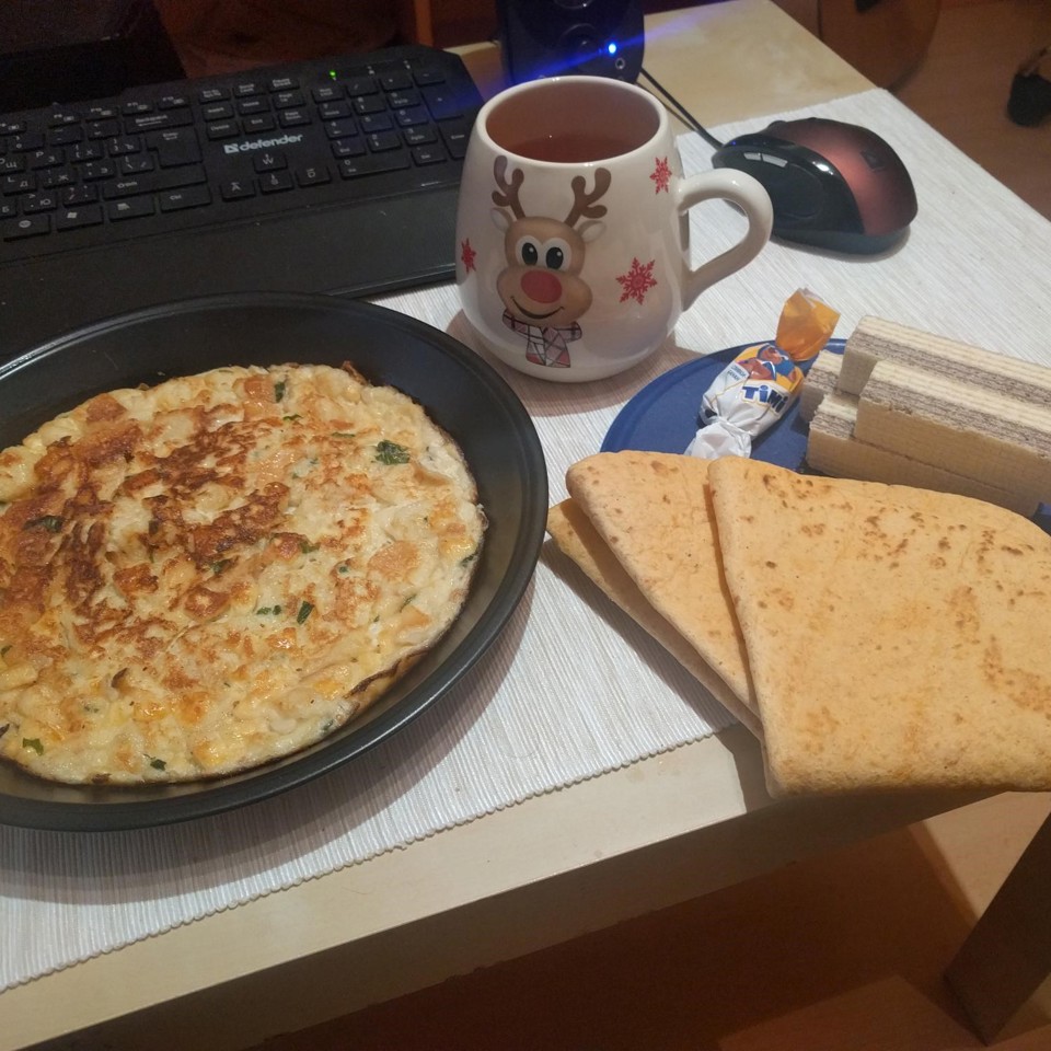 Омлет с сыром и белым хлебом