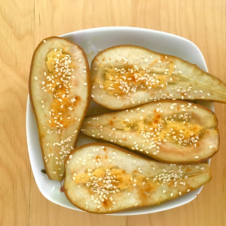 Острые груши с кунжутом