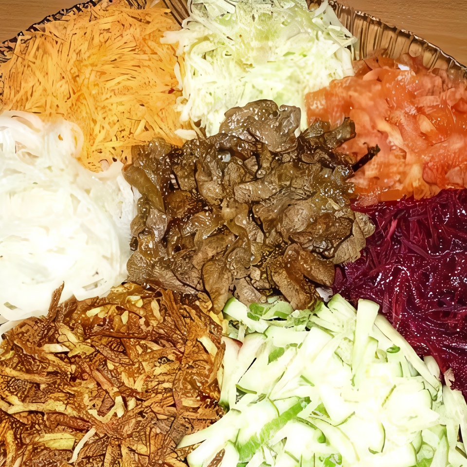 Овощной салат с капустой и мясом