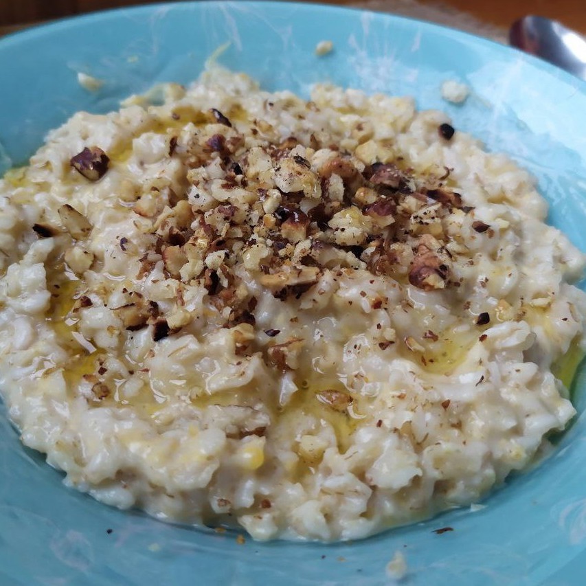 Овсянка с сыром, грецкими орехами и медом