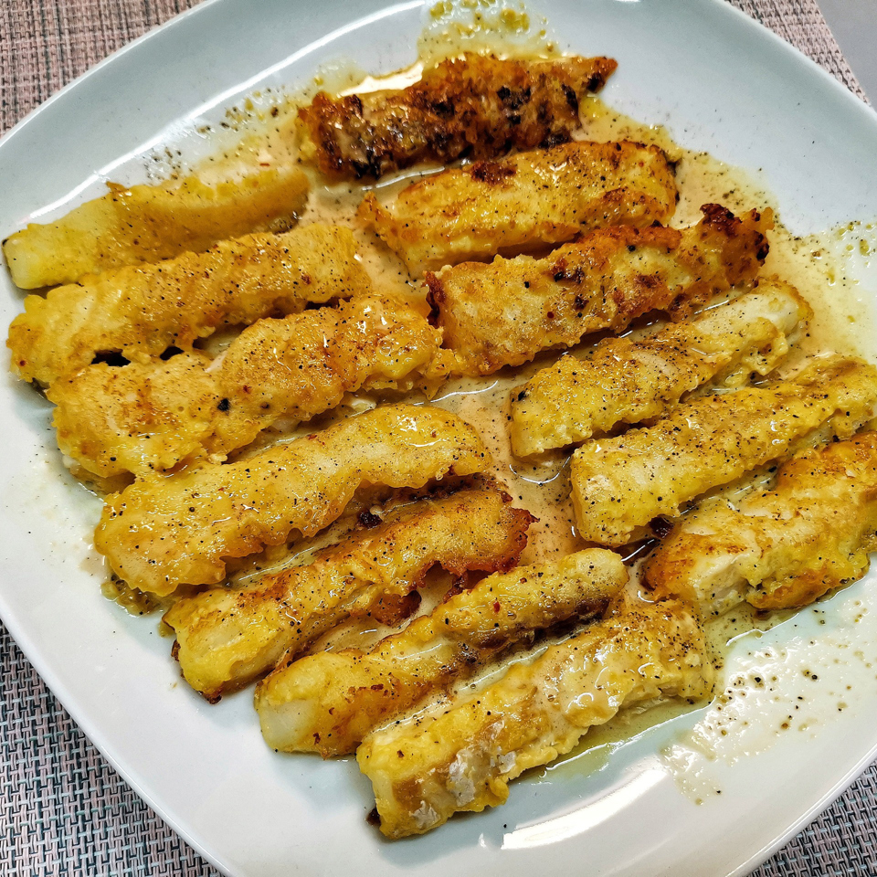 Палочки из трески в овсяном кляре и лимонно-горчичном соусе