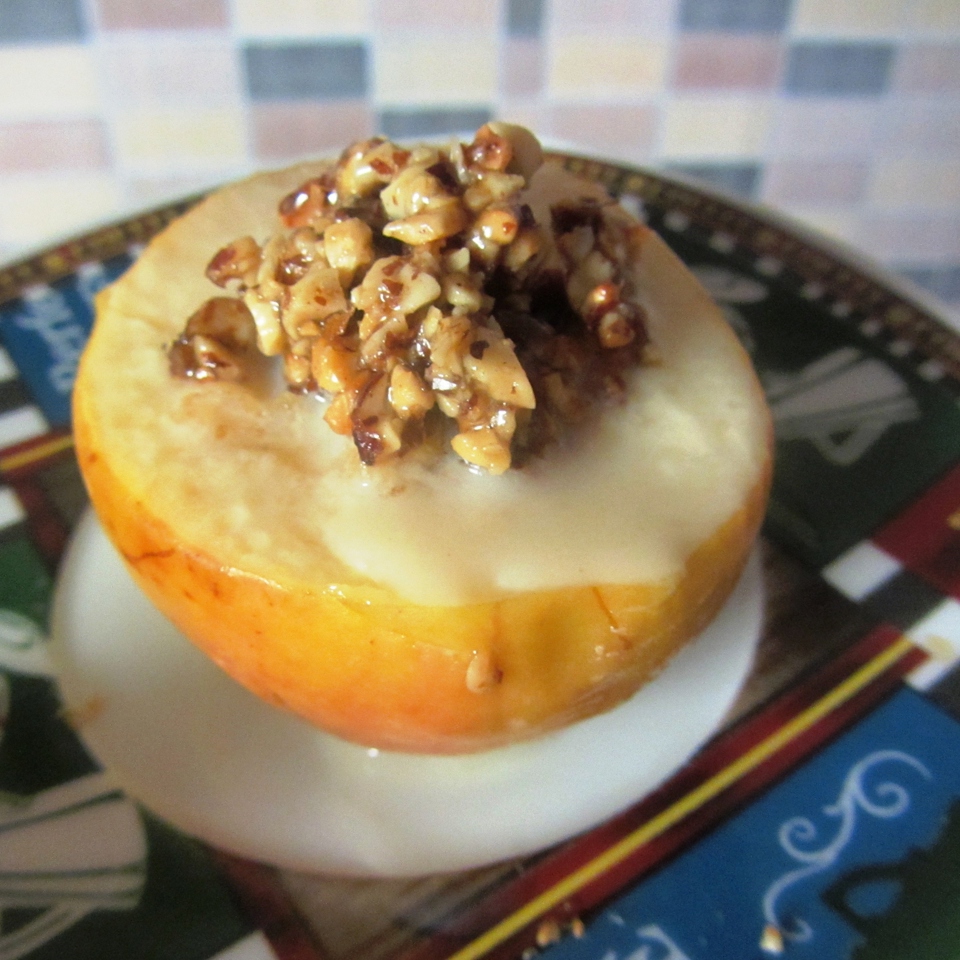 Печеные яблоки с кармелью, орехами, медом и сливками