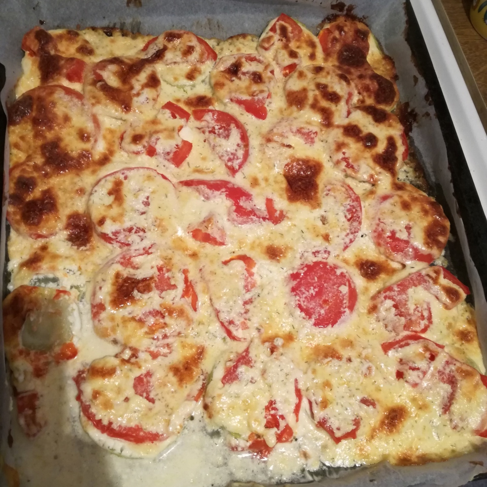 Печеные сырные кабачки с помидорами и чесночным соусом