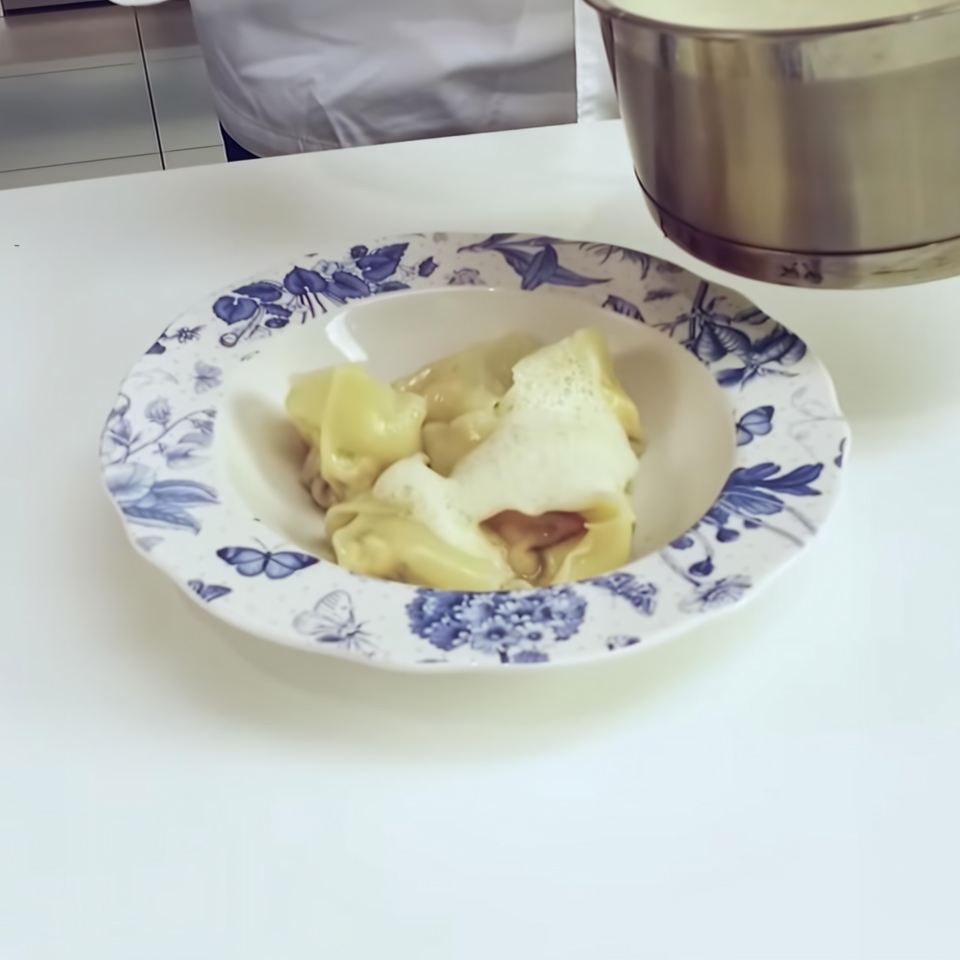 Пельмени с лососем и соусом из березового сока