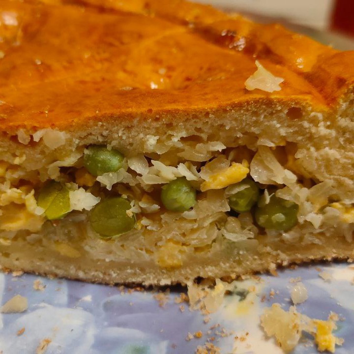 Пирог с капустой, зеленым горошком и яйцом