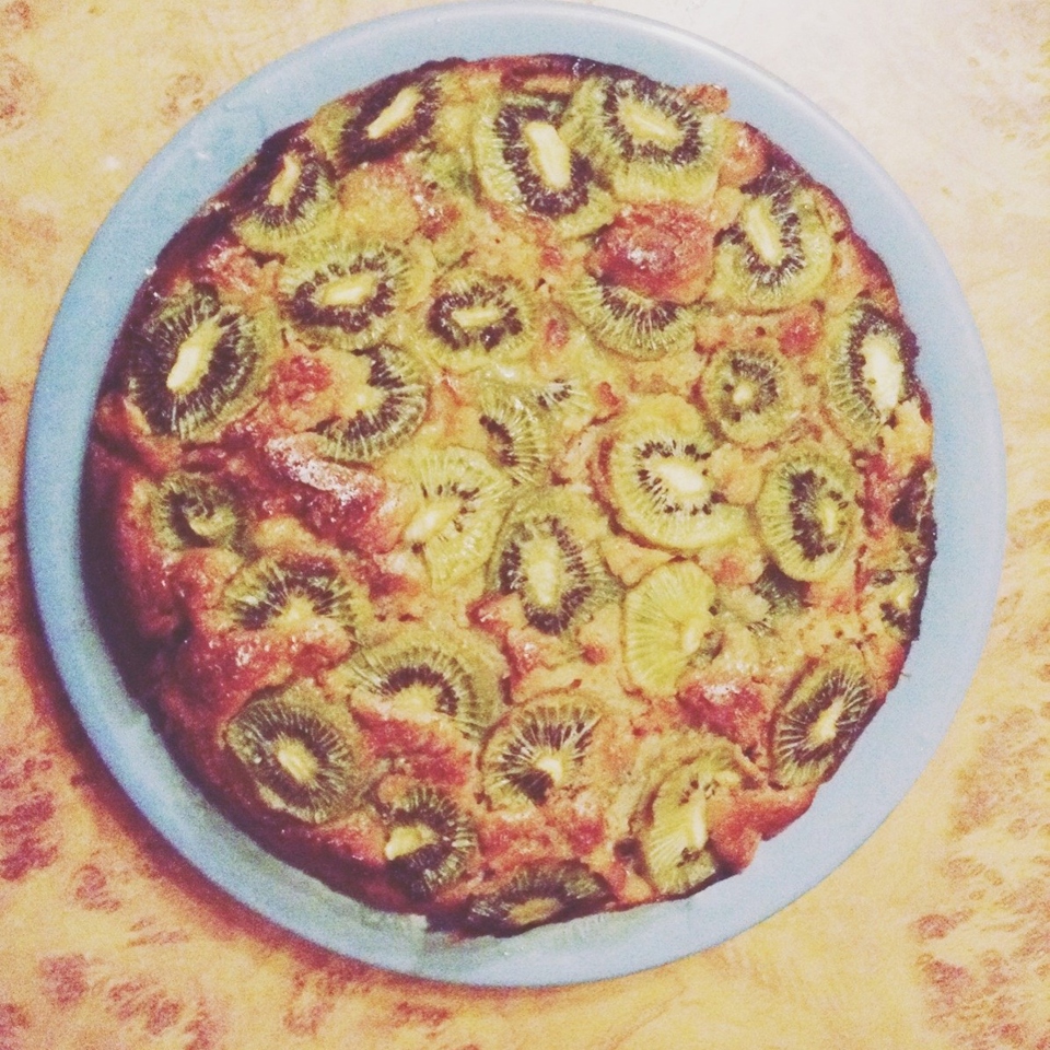 Пирог с киви, яблоками и грецкими орехами