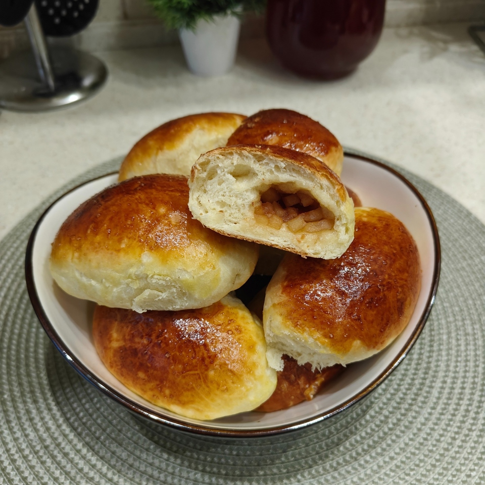 Пирожки с яблоком и корицей