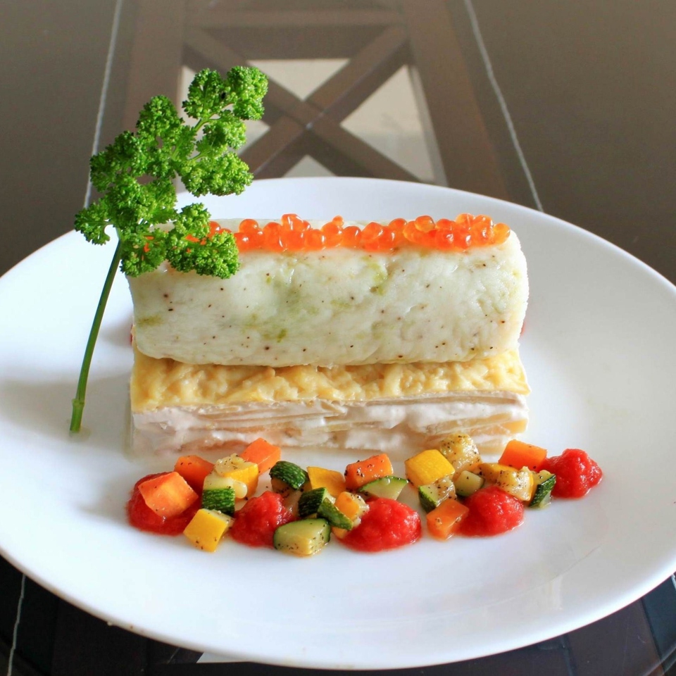 Рыбный мусс с гратеном дофине, овощами и томатным кули