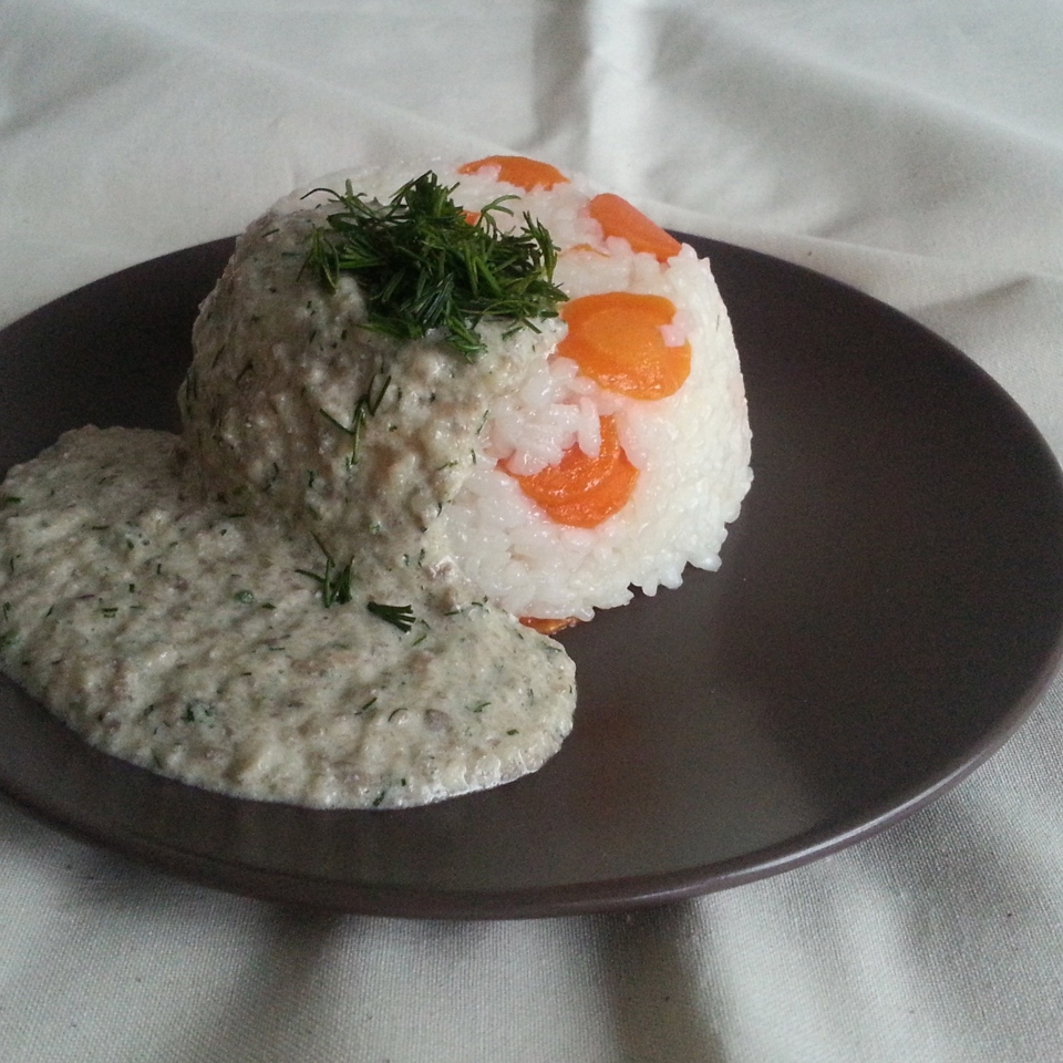 Рис с морковью под грибным соусом