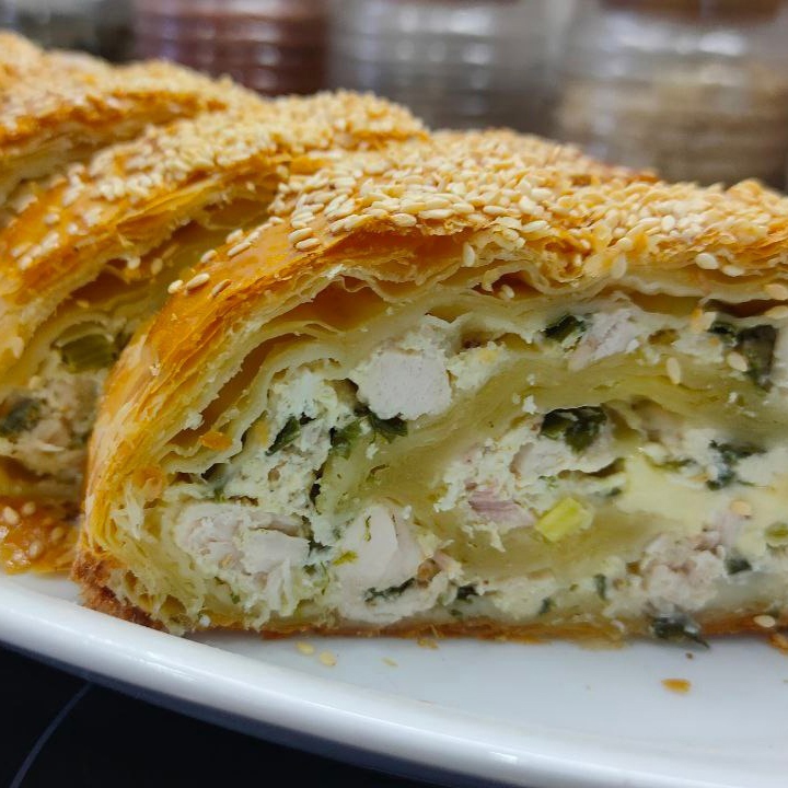Рулет с курицей, яйцом и зеленым луком