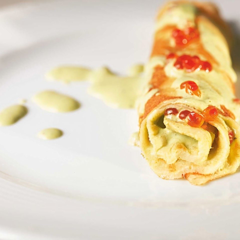 Ржаные блинчики с соусом из зеленого лука, кинзы, сметаны и красной икры