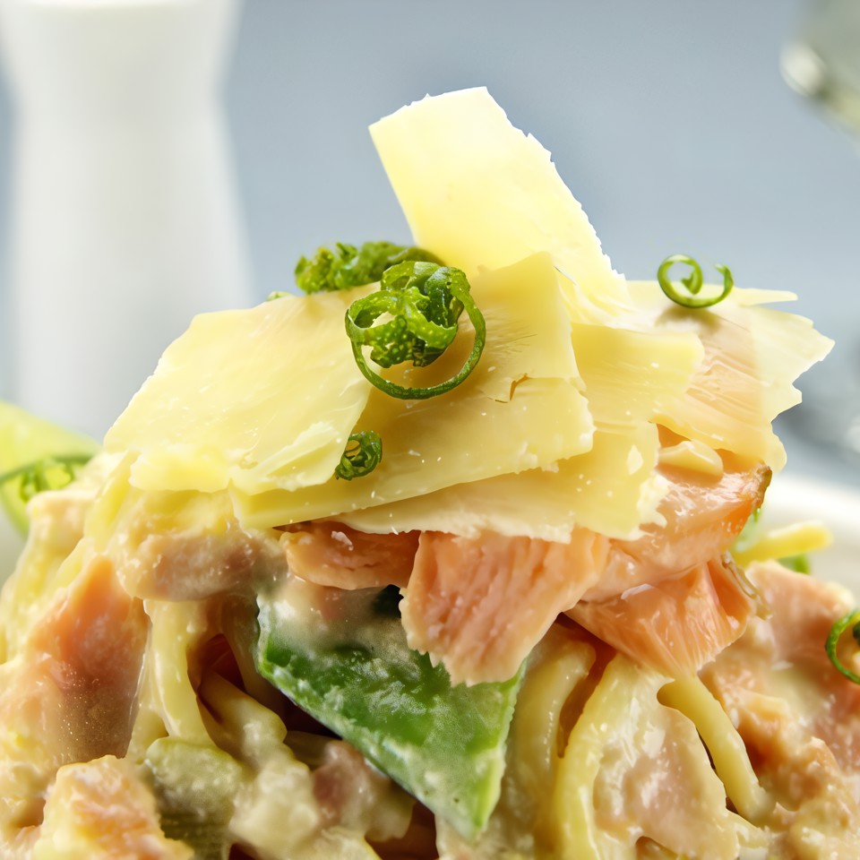 Салат из копченого лосося с мягким сыром, укропом и лимонным соусом
