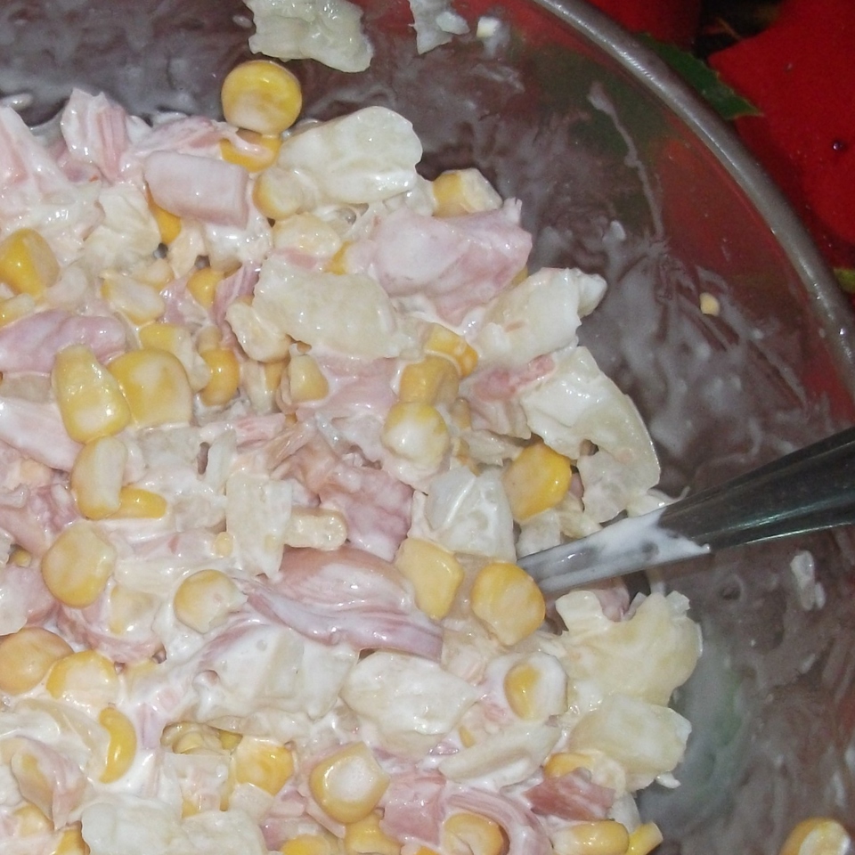 Салат из копченой курицы с ананасом