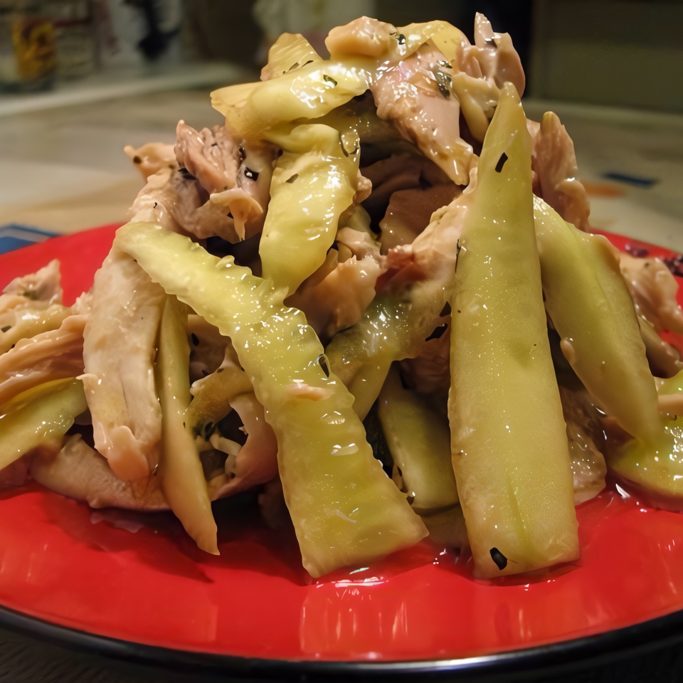 Салат из курицы с мятой и огурцом