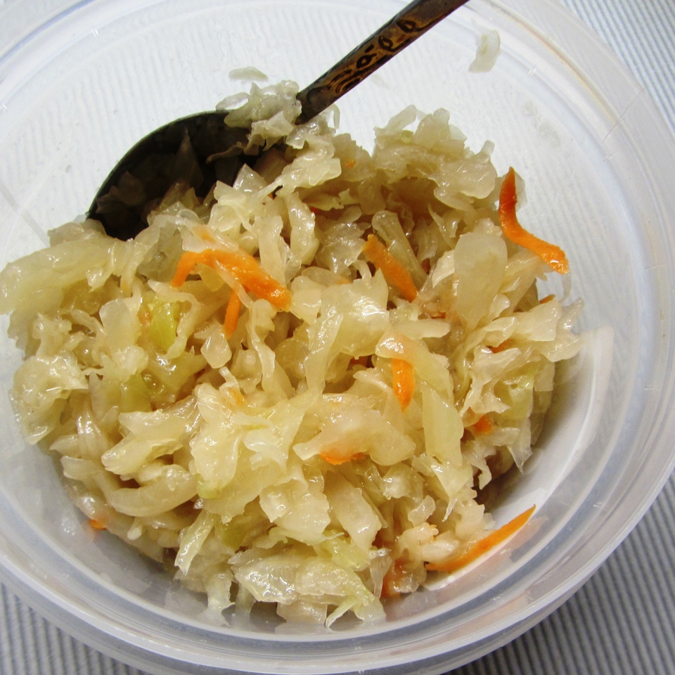 Салат из квашеной капусты