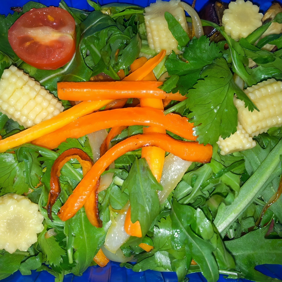 Салат из рукколы, шпината, моркови и кукурузой.