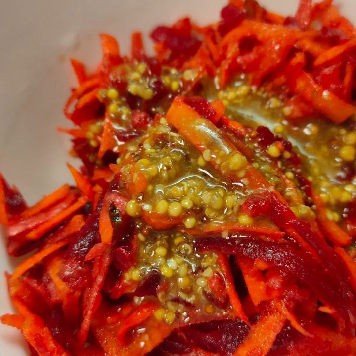 Салат из вареной свеклы, моркови и яблока пикантным соусом