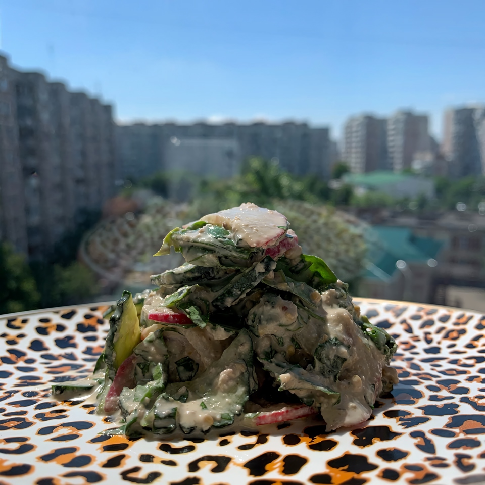 Салат из зелени с ореховой заправкой