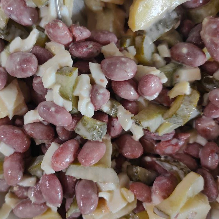 Салат с фасолью, соленым огурцом, яйцом и картофелем