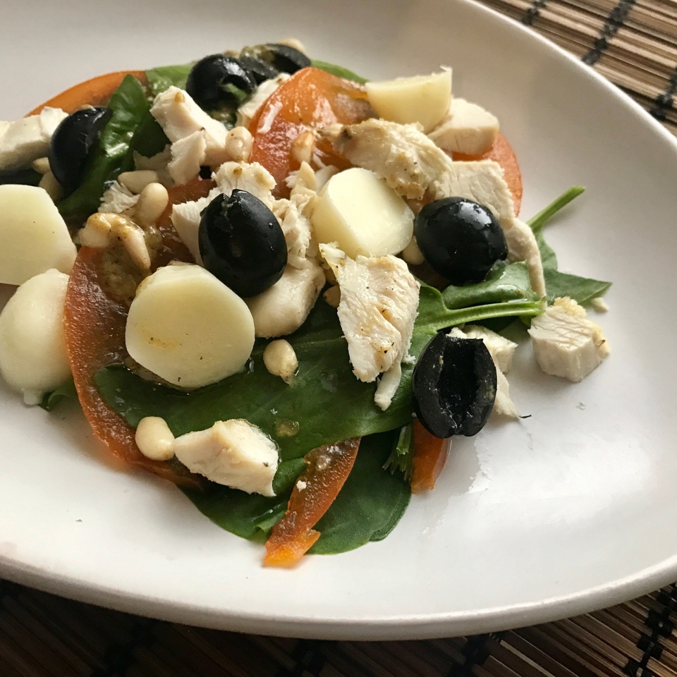 Салат с хурмой и кедровыми орешками
