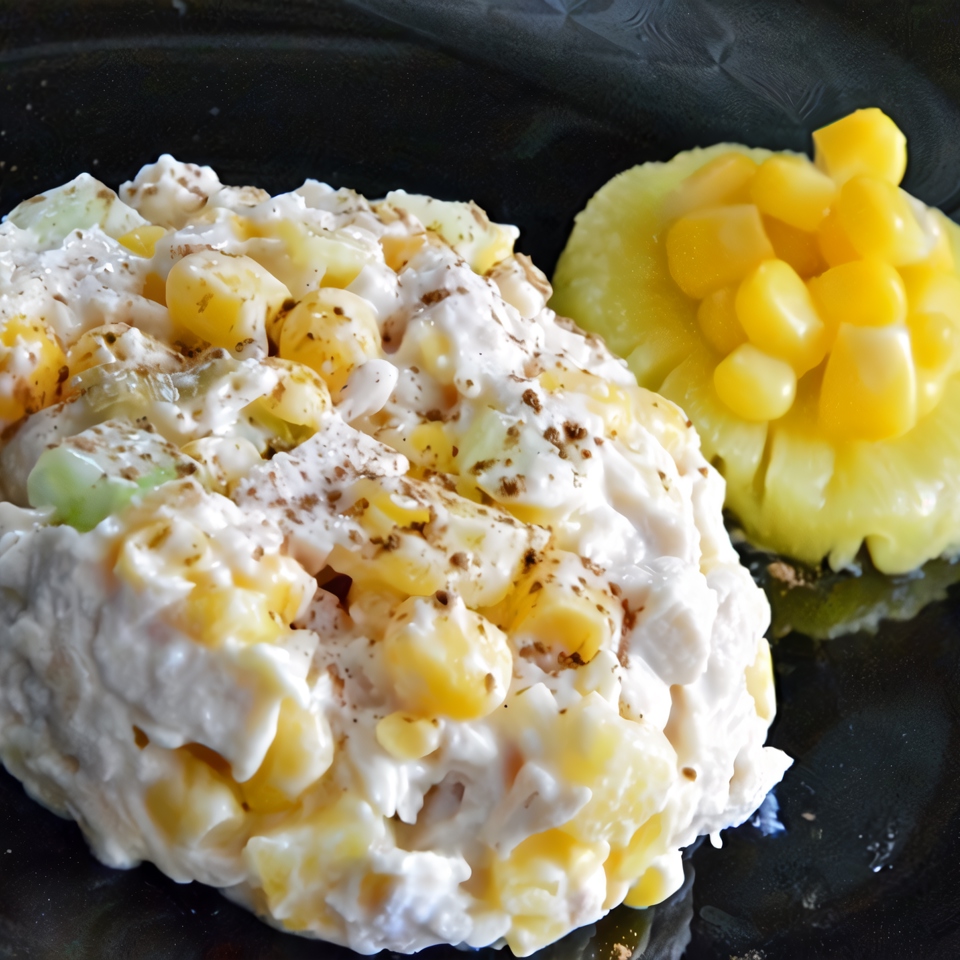 Салат с курицей, рисом, сыром и ананасом