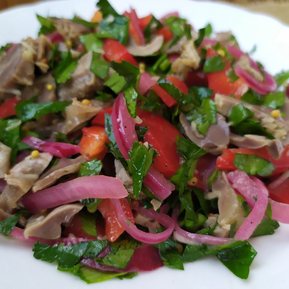 Салат с куриными желудочками и зеленью