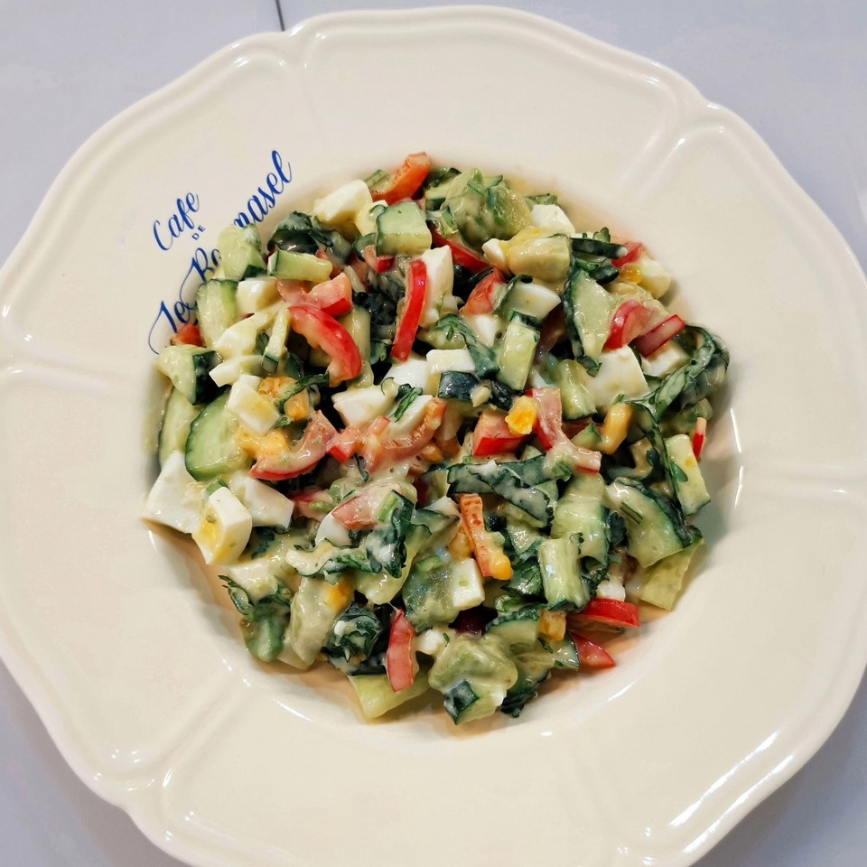 Салат с огурцом и яйцом