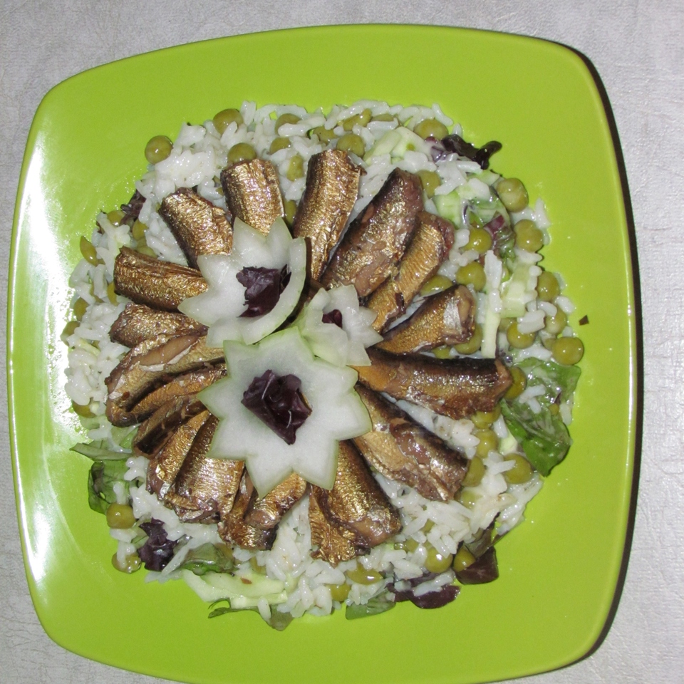 Салат с рисом и шпротами
