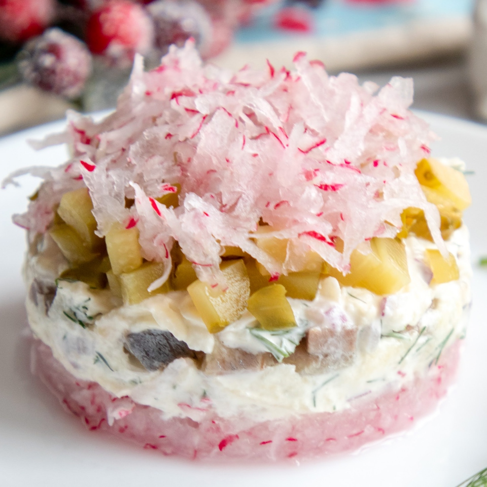 Салат с селедкой, яблоком и редисом