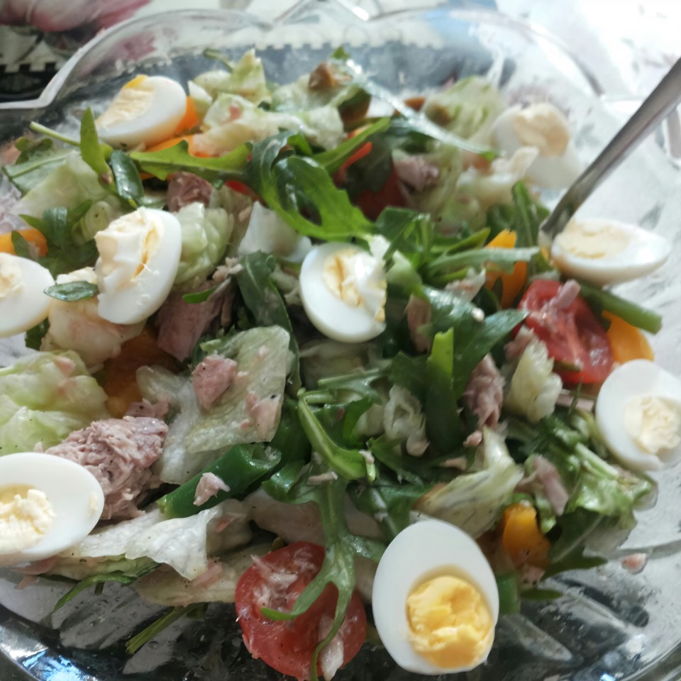 Салат с тунцом и рукколой