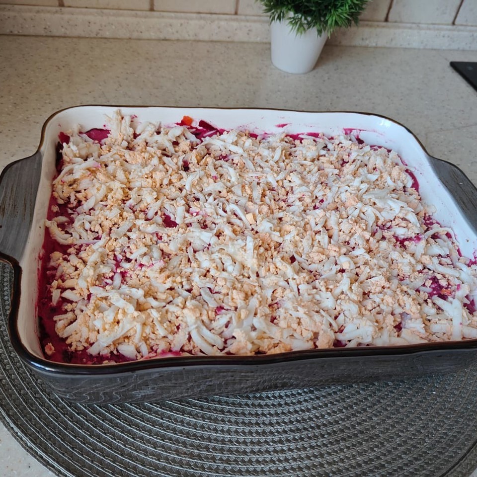 Селедка под шубой с яблочным соусом