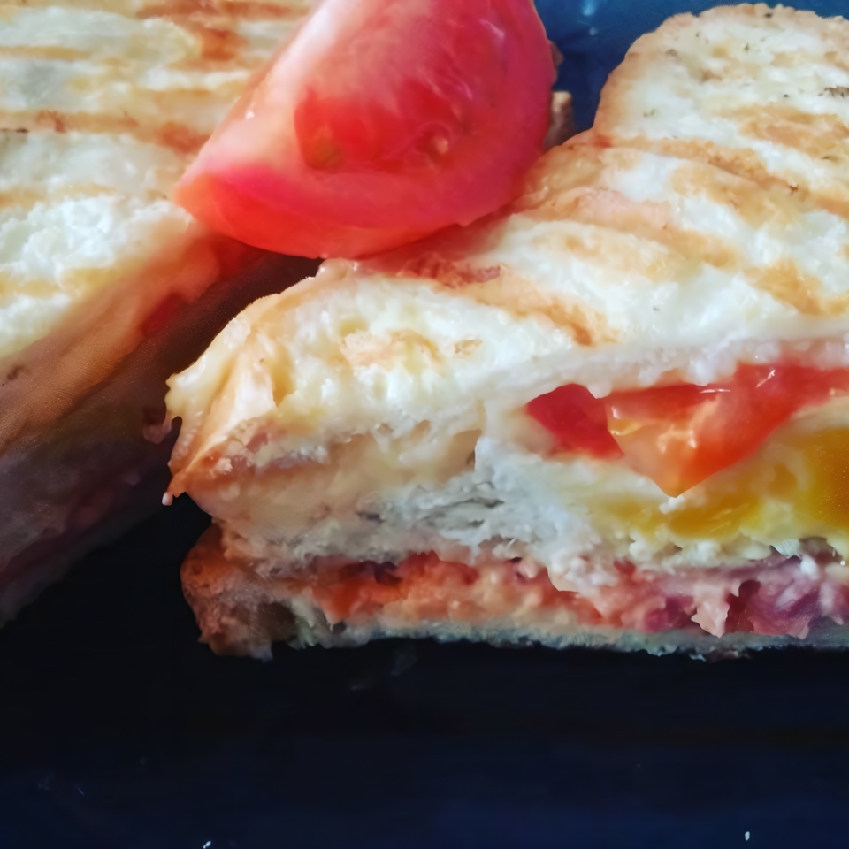 Сендвич с ветчиной, сыром и помидорами черри