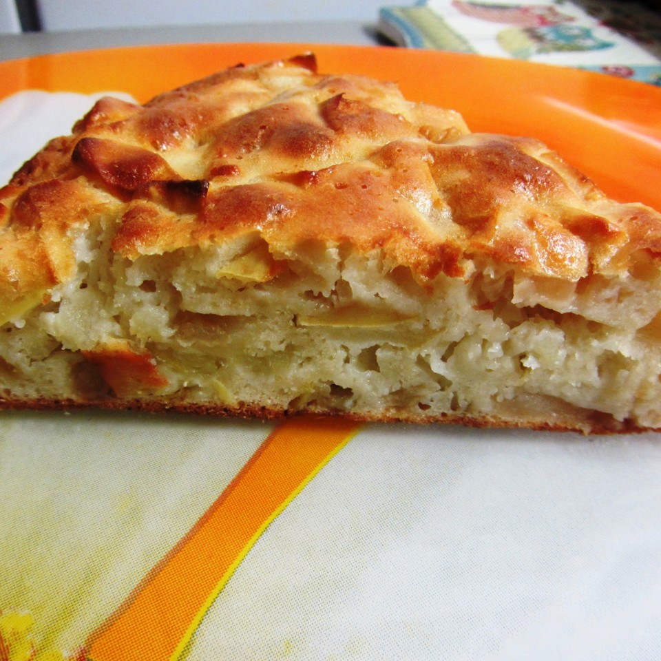 Шарлотка с яблоками и корицей