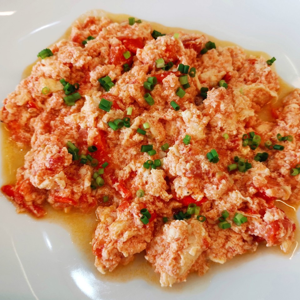 Скрэмбл с томатами и луком